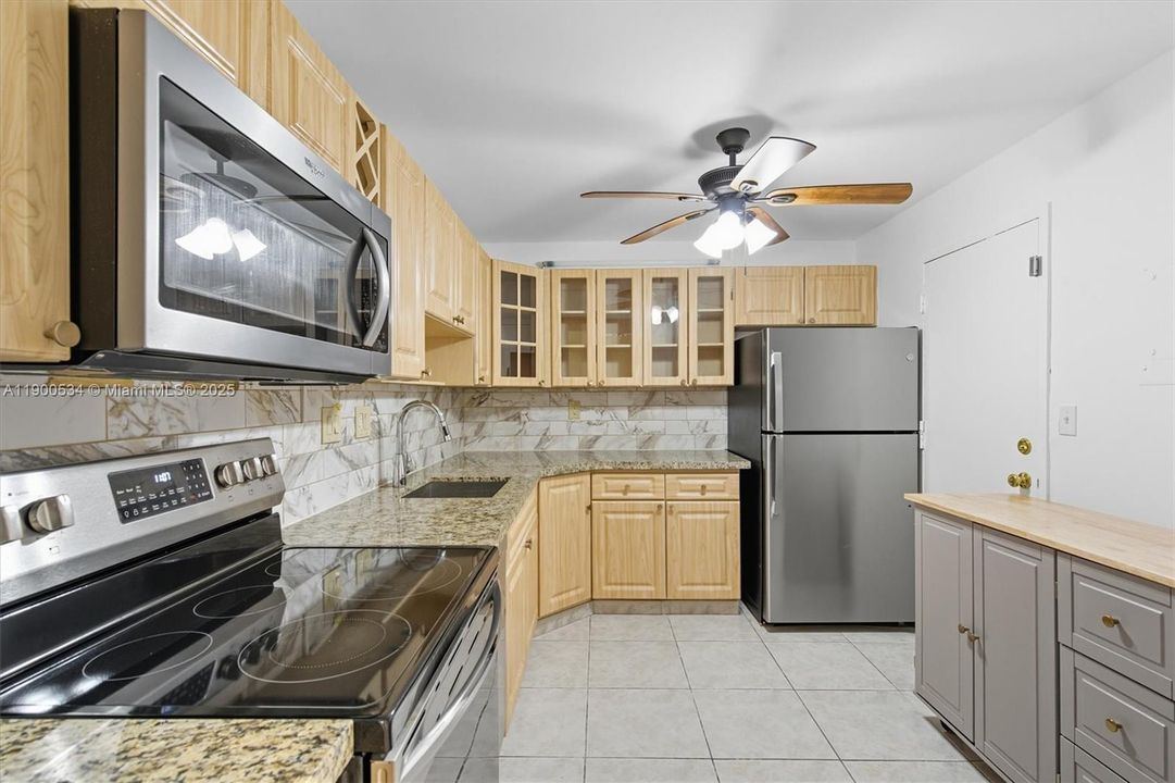 Active With Contract: $2,400 (2 beds, 2 baths, 1100 Square Feet)