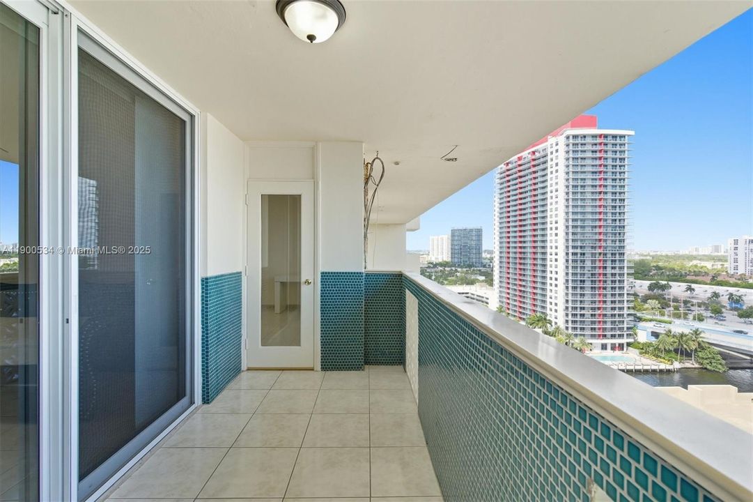 Active With Contract: $2,400 (2 beds, 2 baths, 1100 Square Feet)