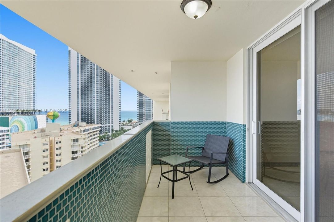Active With Contract: $2,400 (2 beds, 2 baths, 1100 Square Feet)