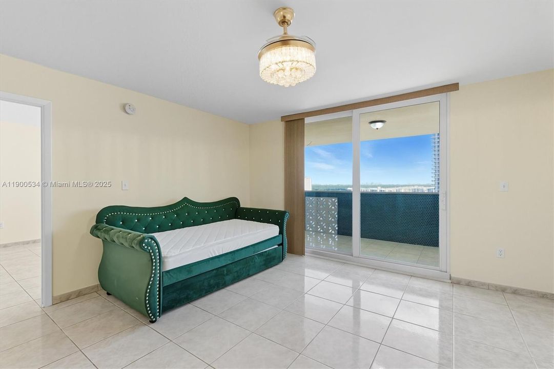 Active With Contract: $2,400 (2 beds, 2 baths, 1100 Square Feet)