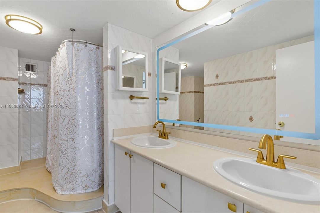 Active With Contract: $2,400 (2 beds, 2 baths, 1100 Square Feet)