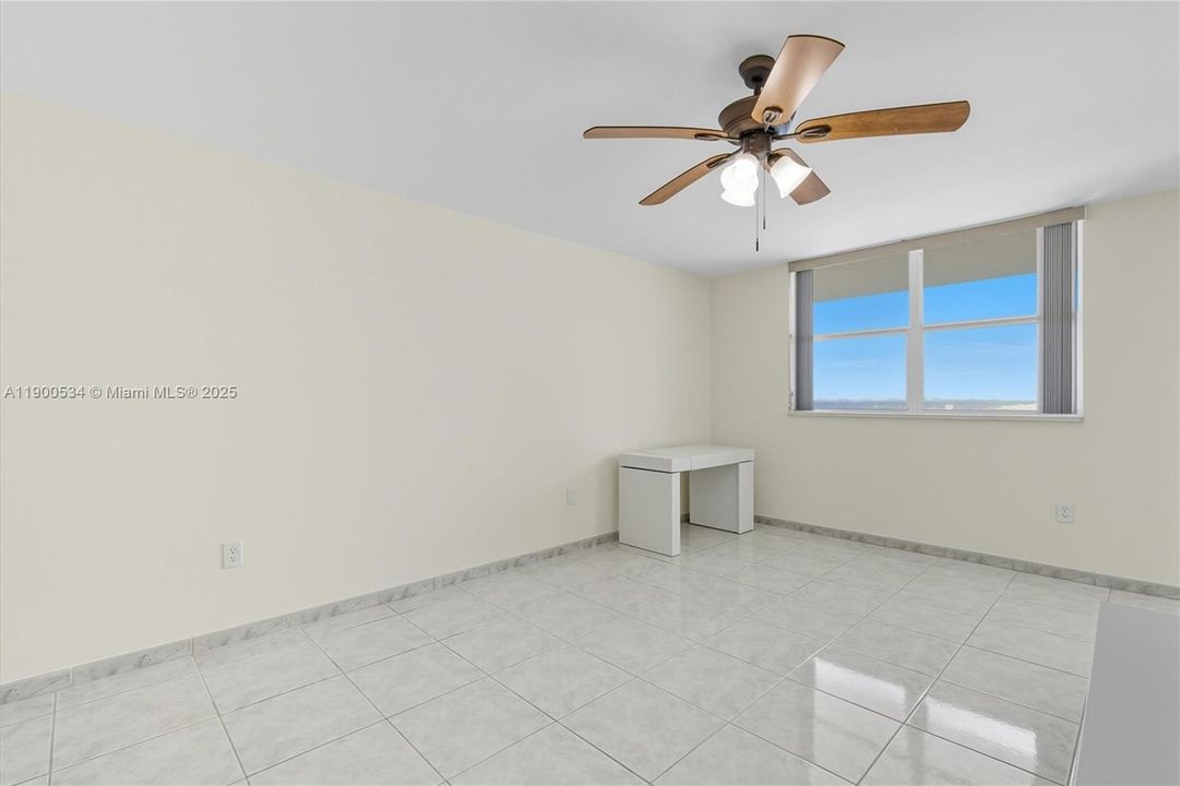 Active With Contract: $2,400 (2 beds, 2 baths, 1100 Square Feet)