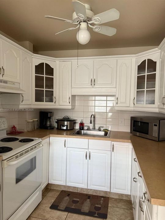 For Rent: $1,575 (1 beds, 1 baths, 564 Square Feet)