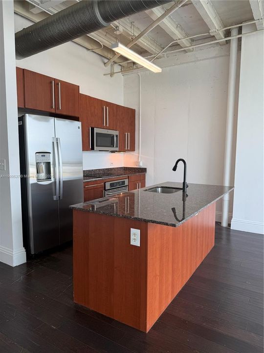 For Rent: $2,225 (0 beds, 1 baths, 618 Square Feet)