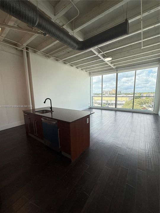 For Rent: $2,225 (0 beds, 1 baths, 618 Square Feet)