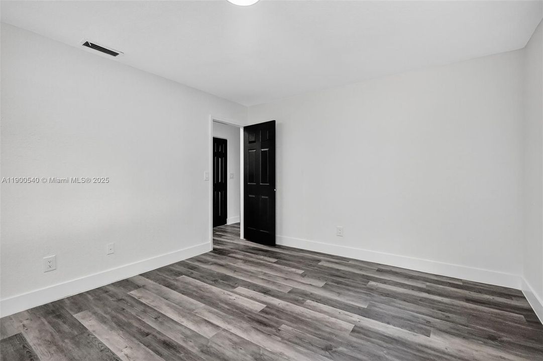 合同活跃: $449,900 (3 贝兹, 2 浴室, 1350 平方英尺)