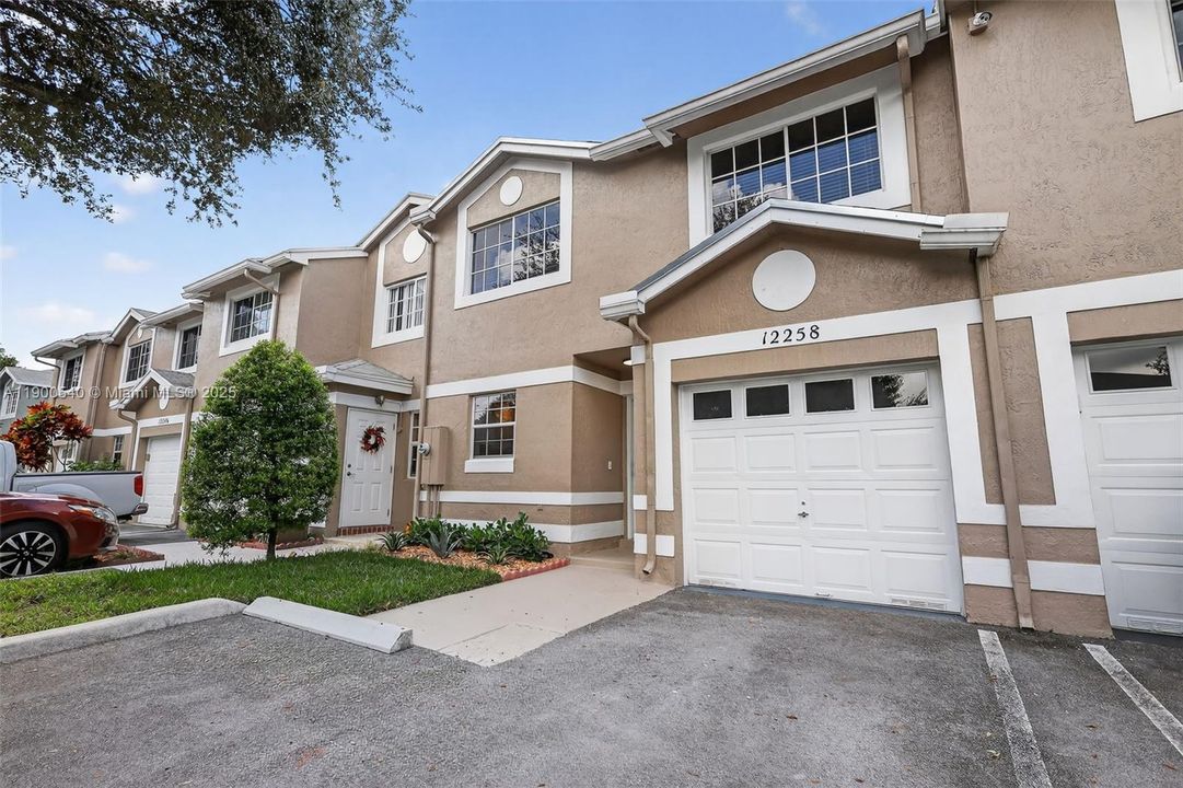 合同活跃: $449,900 (3 贝兹, 2 浴室, 1350 平方英尺)