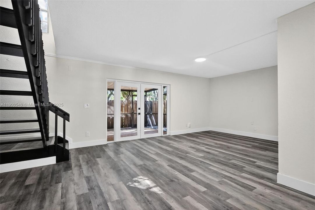 合同活跃: $449,900 (3 贝兹, 2 浴室, 1350 平方英尺)