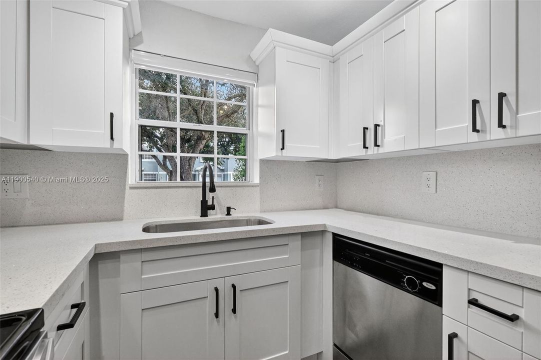 合同活跃: $449,900 (3 贝兹, 2 浴室, 1350 平方英尺)