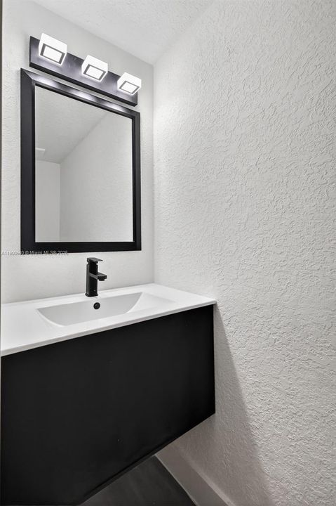 合同活跃: $449,900 (3 贝兹, 2 浴室, 1350 平方英尺)