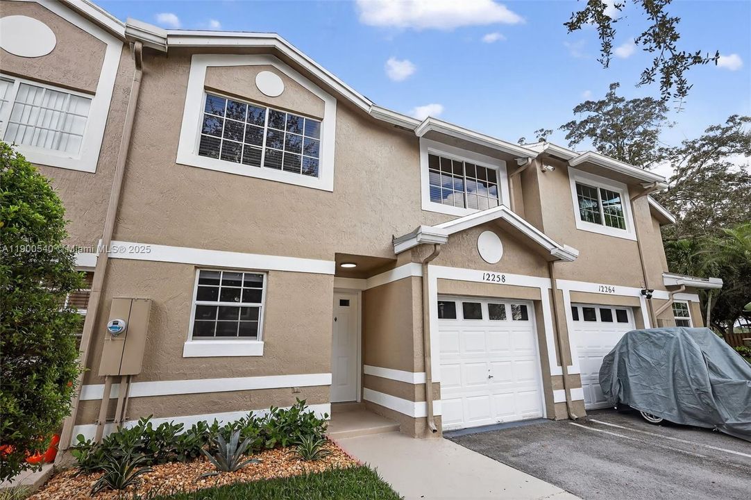 合同活跃: $449,900 (3 贝兹, 2 浴室, 1350 平方英尺)