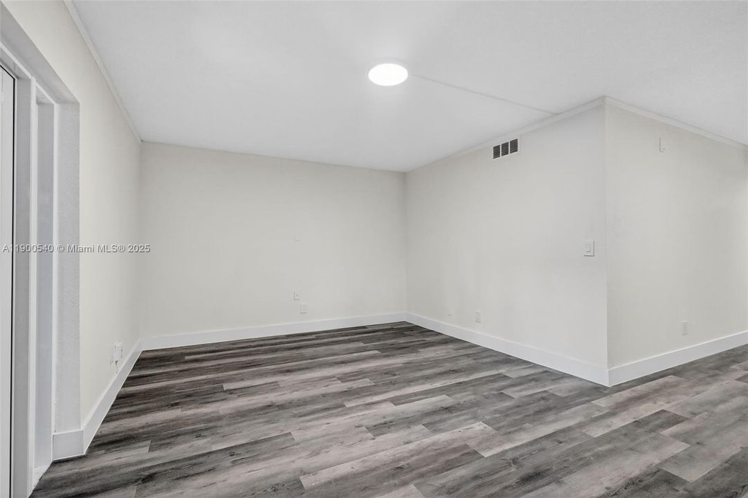 合同活跃: $449,900 (3 贝兹, 2 浴室, 1350 平方英尺)