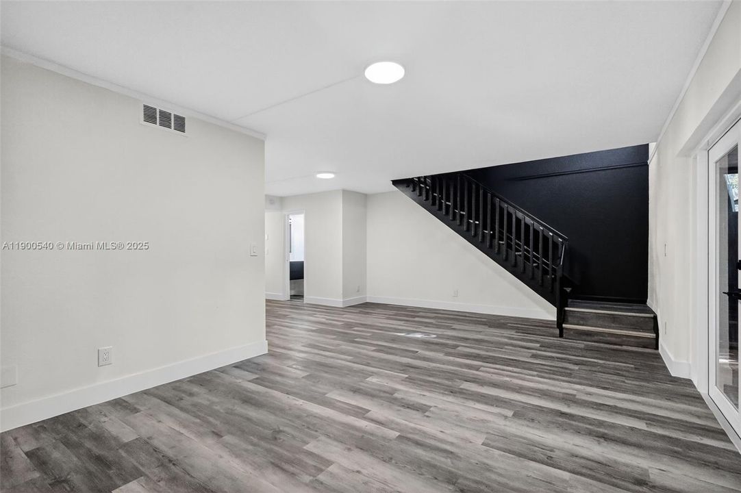 合同活跃: $449,900 (3 贝兹, 2 浴室, 1350 平方英尺)