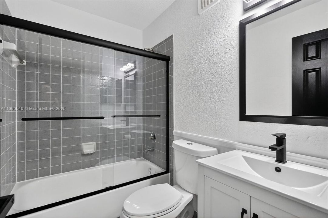 合同活跃: $449,900 (3 贝兹, 2 浴室, 1350 平方英尺)