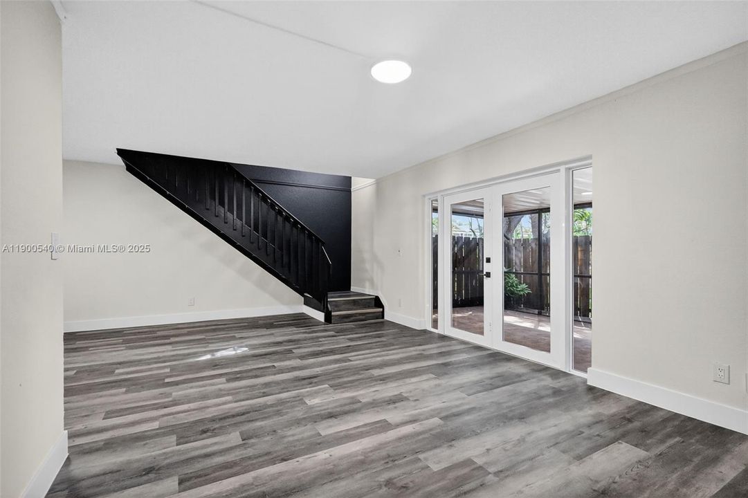 合同活跃: $449,900 (3 贝兹, 2 浴室, 1350 平方英尺)