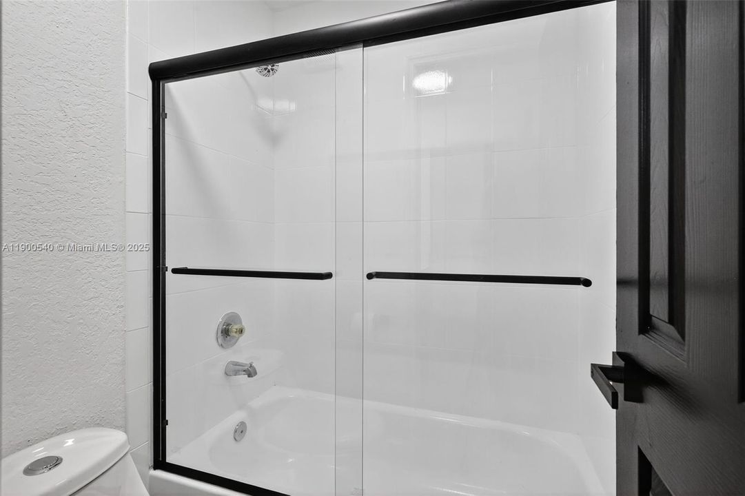 合同活跃: $449,900 (3 贝兹, 2 浴室, 1350 平方英尺)