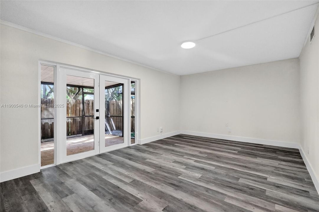 合同活跃: $449,900 (3 贝兹, 2 浴室, 1350 平方英尺)