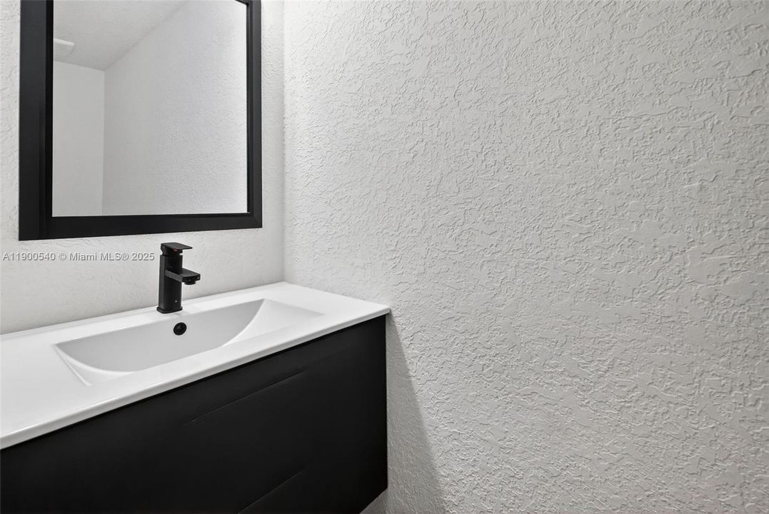 合同活跃: $449,900 (3 贝兹, 2 浴室, 1350 平方英尺)