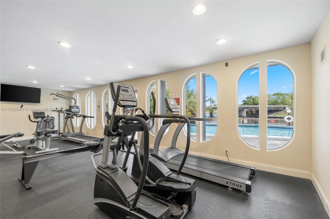 For Sale: $385,000 (2 beds, 2 baths, 1150 Square Feet)