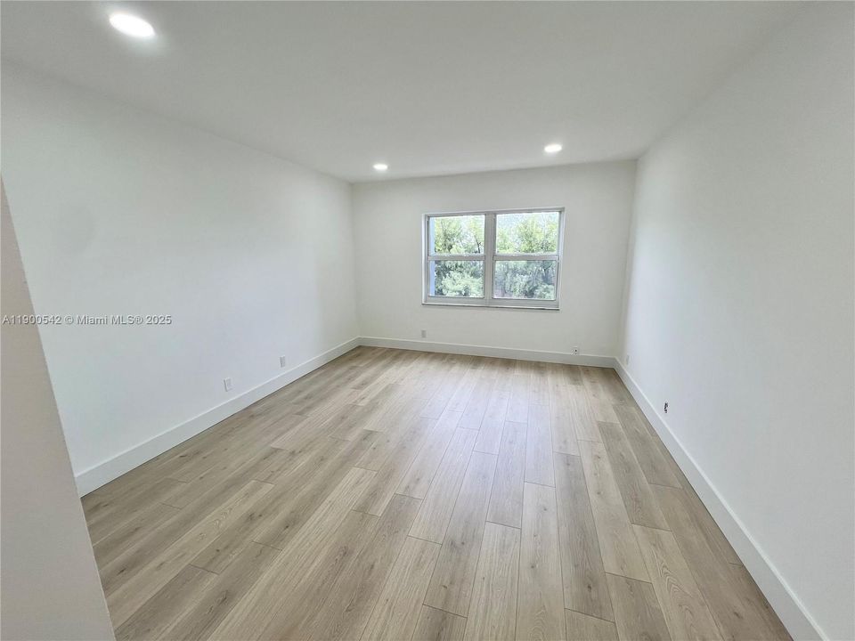 For Sale: $385,000 (2 beds, 2 baths, 1150 Square Feet)