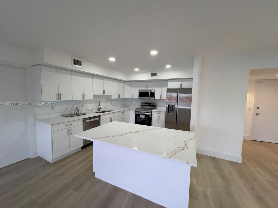 For Sale: $385,000 (2 beds, 2 baths, 1150 Square Feet)