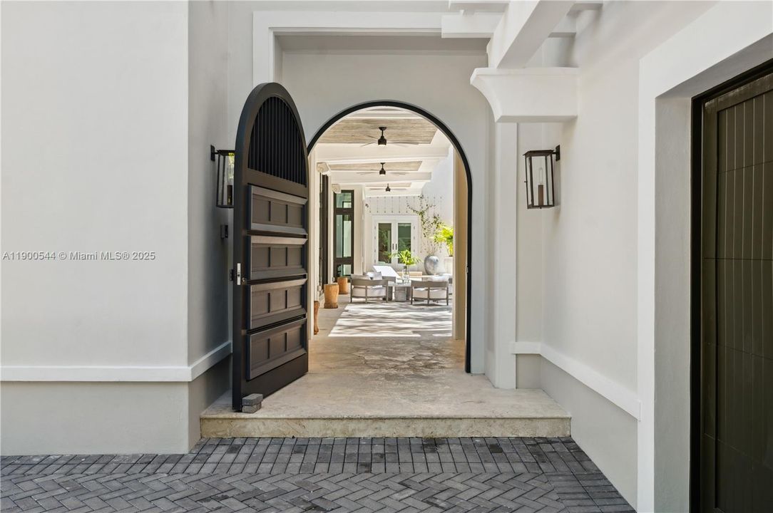 На продажу: $13,500,000 (6 спален, 5 ванн, 6707 Квадратных фут)