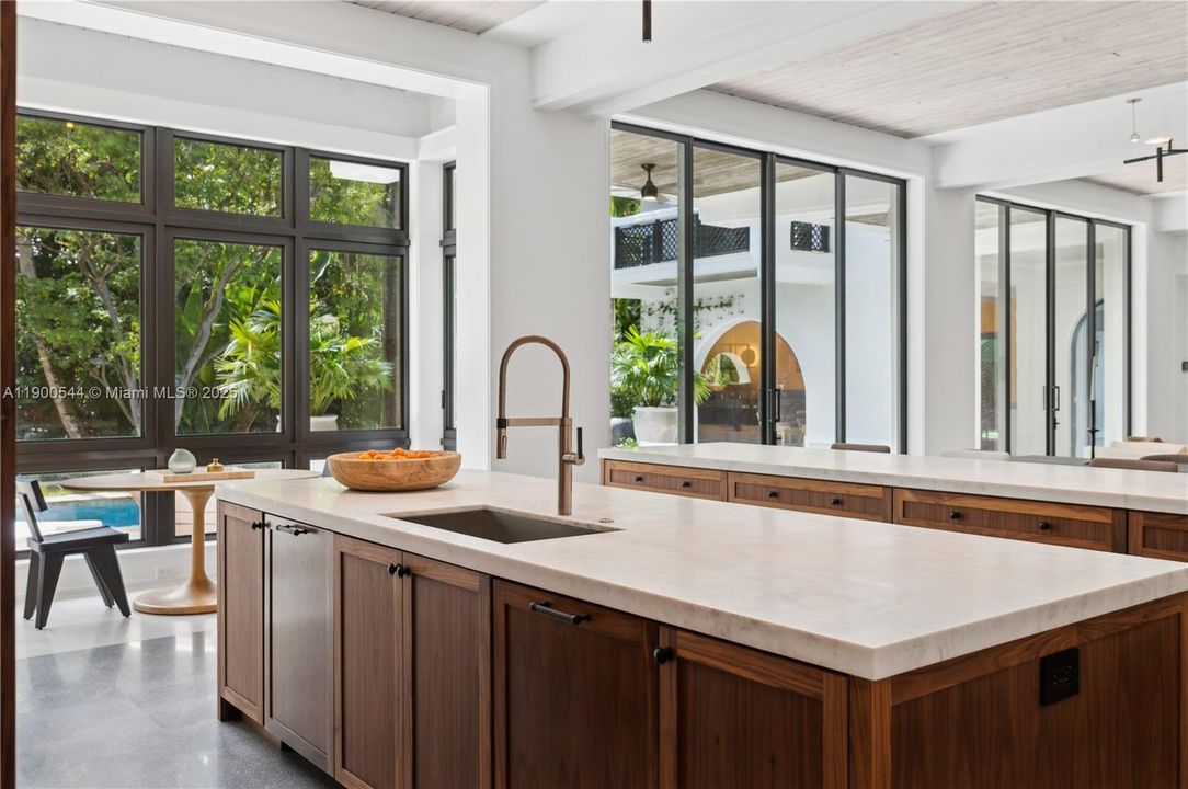 На продажу: $13,500,000 (6 спален, 5 ванн, 6707 Квадратных фут)