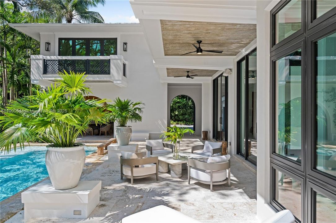 На продажу: $13,500,000 (6 спален, 5 ванн, 6707 Квадратных фут)