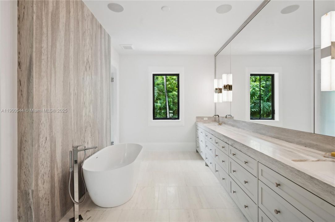 На продажу: $13,500,000 (6 спален, 5 ванн, 6707 Квадратных фут)