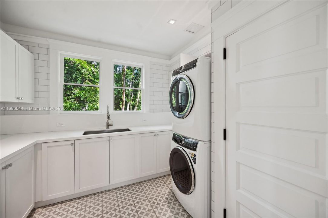 На продажу: $13,500,000 (6 спален, 5 ванн, 6707 Квадратных фут)