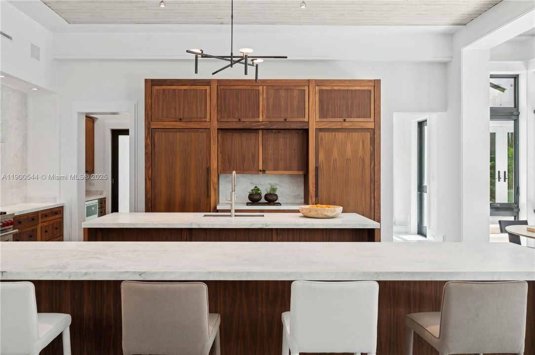 На продажу: $13,500,000 (6 спален, 5 ванн, 6707 Квадратных фут)