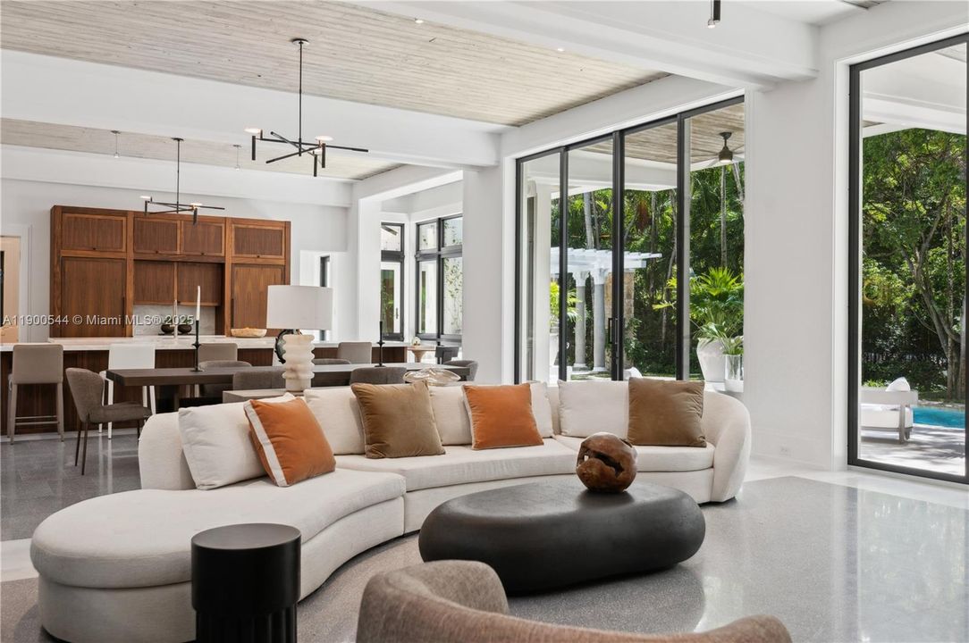 На продажу: $13,500,000 (6 спален, 5 ванн, 6707 Квадратных фут)