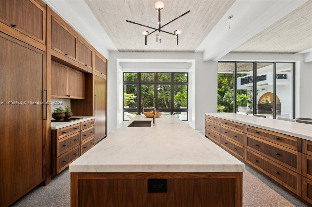 На продажу: $13,500,000 (6 спален, 5 ванн, 6707 Квадратных фут)