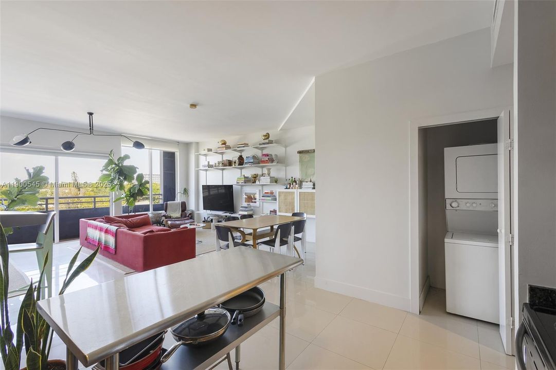 Active With Contract: $3,000 (0 beds, 1 baths, 841 Square Feet)