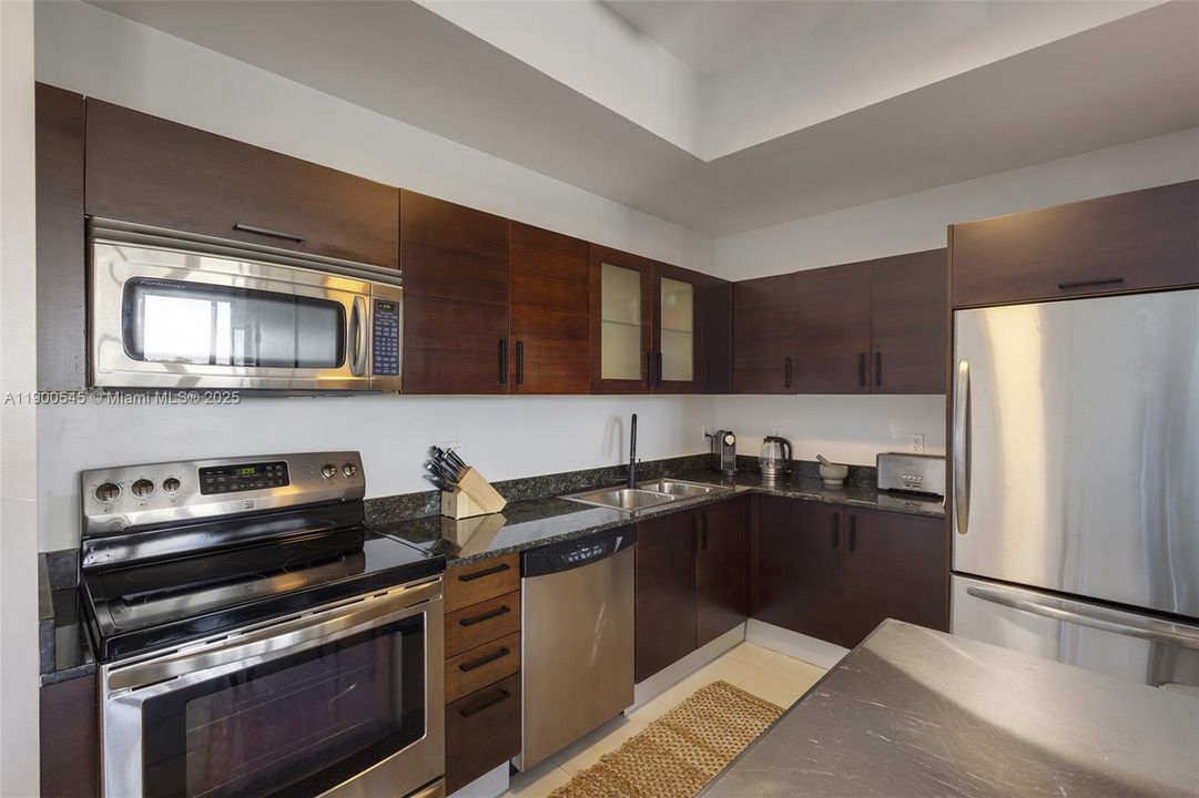 Active With Contract: $3,000 (0 beds, 1 baths, 841 Square Feet)
