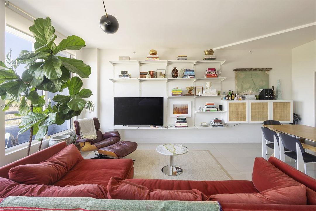 Active With Contract: $3,000 (0 beds, 1 baths, 841 Square Feet)