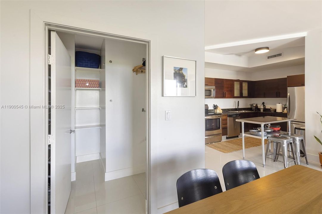 Active With Contract: $3,000 (0 beds, 1 baths, 841 Square Feet)