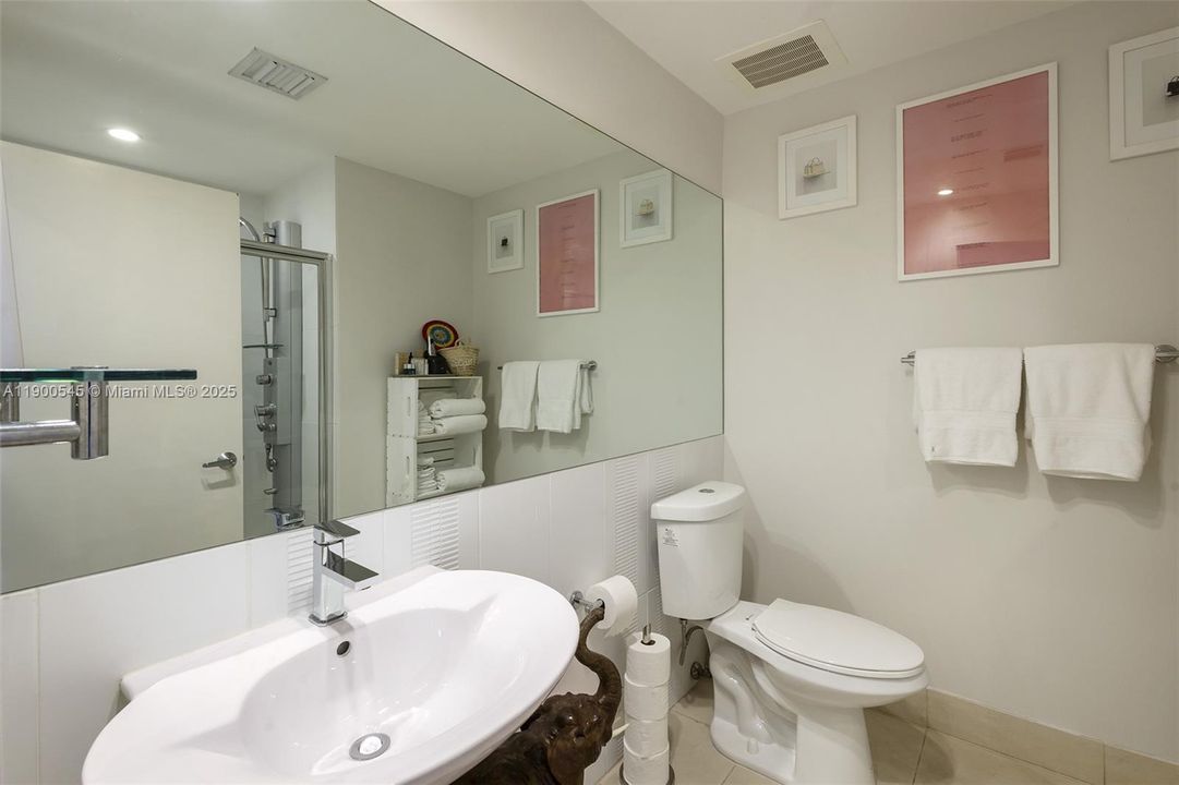 Active With Contract: $3,000 (0 beds, 1 baths, 841 Square Feet)