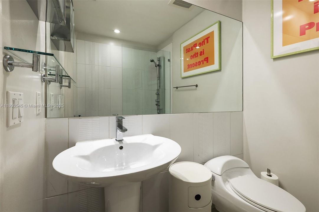 Active With Contract: $3,000 (0 beds, 1 baths, 841 Square Feet)