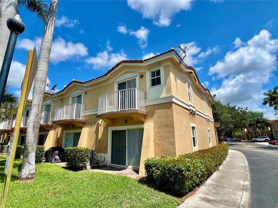 Recently Rented: $2,800 (3 beds, 2 baths, 1470 Square Feet)