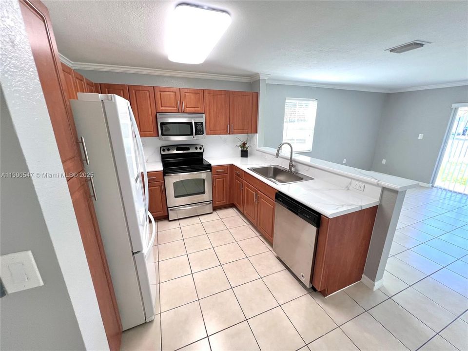 Recently Rented: $2,800 (3 beds, 2 baths, 1470 Square Feet)