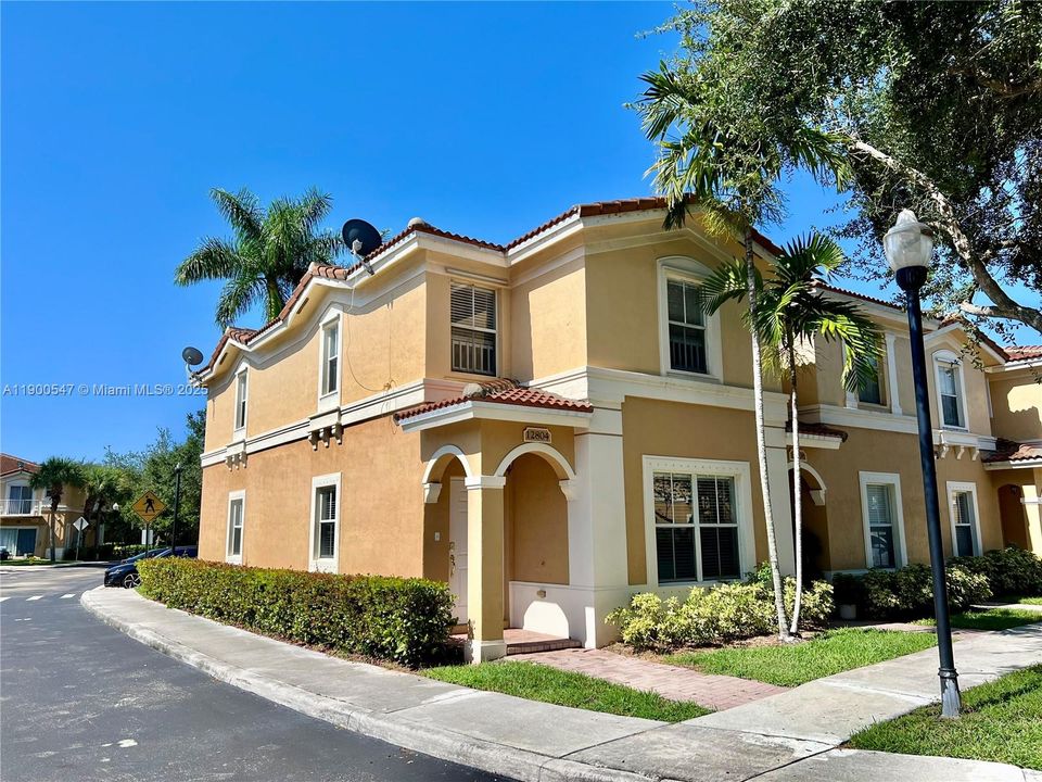 Recently Rented: $2,800 (3 beds, 2 baths, 1470 Square Feet)