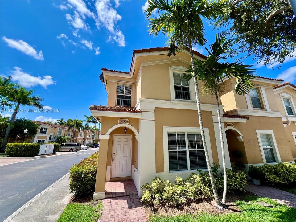 Recently Rented: $2,800 (3 beds, 2 baths, 1470 Square Feet)