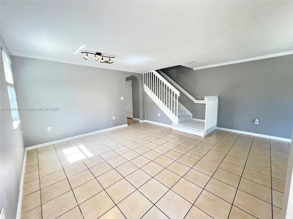 Recently Rented: $2,800 (3 beds, 2 baths, 1470 Square Feet)