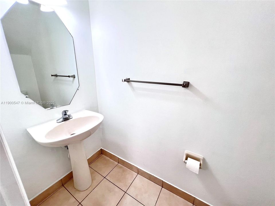 Recently Rented: $2,800 (3 beds, 2 baths, 1470 Square Feet)