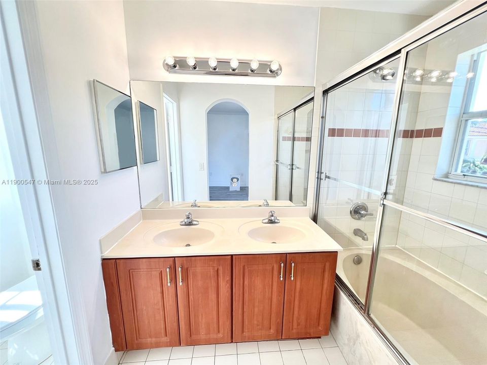 Recently Rented: $2,800 (3 beds, 2 baths, 1470 Square Feet)