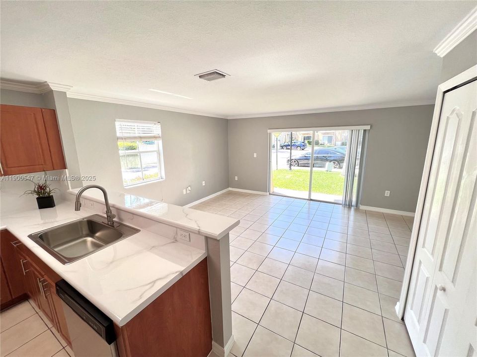 Recently Rented: $2,800 (3 beds, 2 baths, 1470 Square Feet)