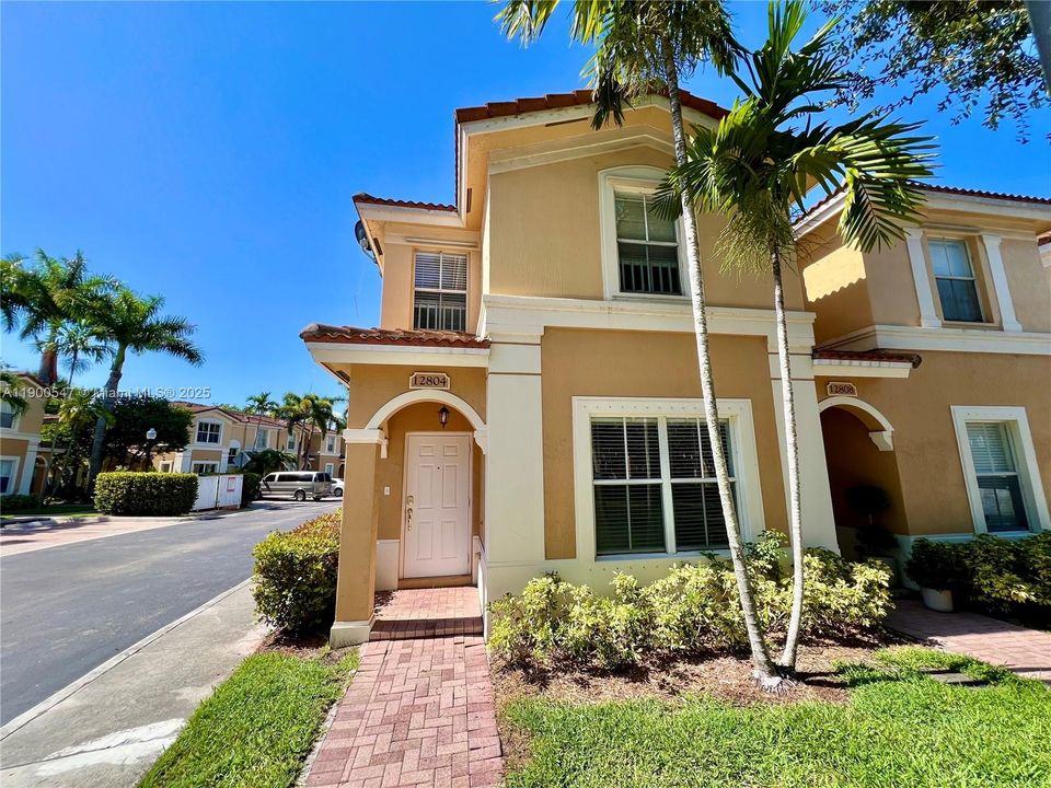 Recently Rented: $2,800 (3 beds, 2 baths, 1470 Square Feet)