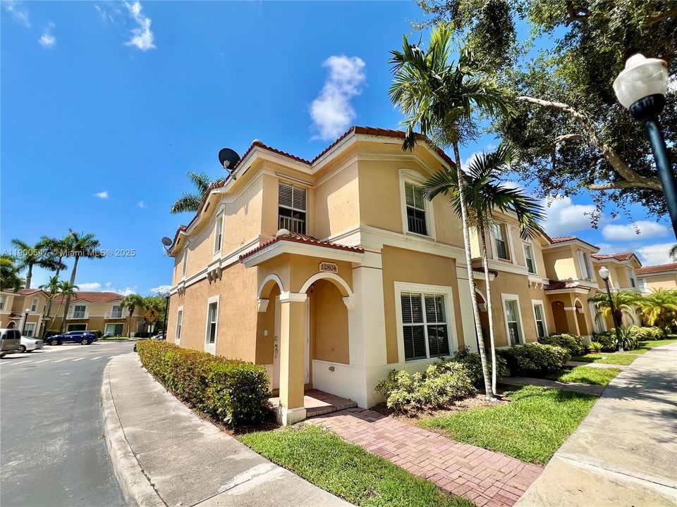 Recently Rented: $2,800 (3 beds, 2 baths, 1470 Square Feet)