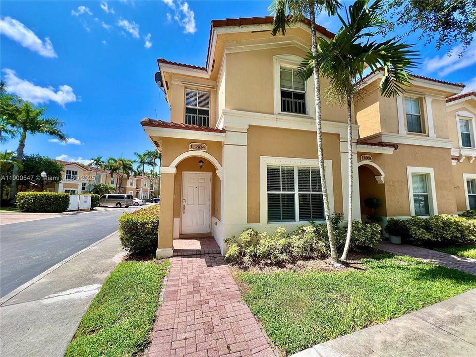 Recently Rented: $2,800 (3 beds, 2 baths, 1470 Square Feet)